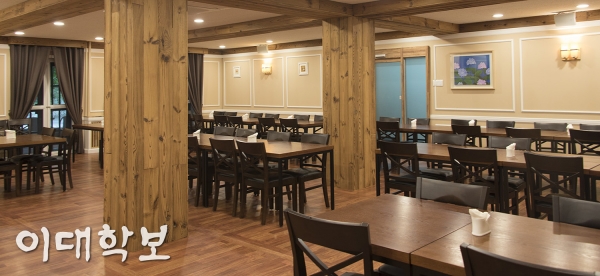 식탁, 의자 등 가구와 내부 자재가 교체된 진선미관 교직원식당