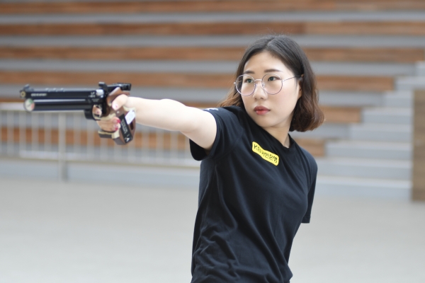 2018 아시안 게임 사격 여자 10m 공기권총에서 은메달을 획득한 김민정씨가 사격 자세를 취하며 과녁을 응시하고 있다. 제공=대한사격연맹