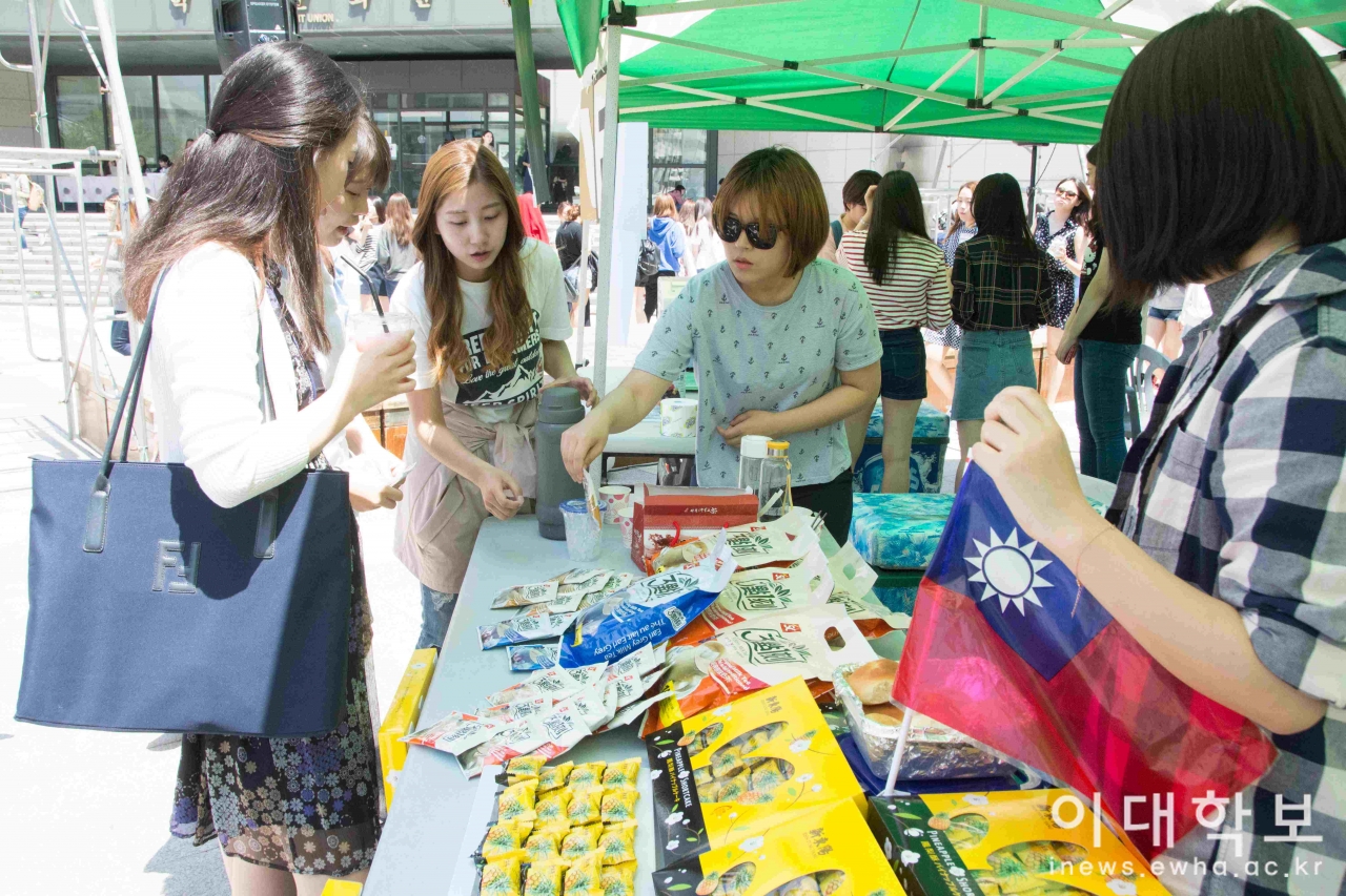 대만의 대표적인 과자인 펑리수와 3시15분 밀크티를 판매한 ‘대만 펑리수’ 김지현 기자 wlguswlgus32@ewhain.net