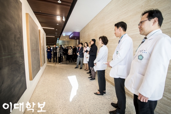 편 병원장은 환자에게 친근하게 다가갈 수 있는 병원의 중요성을 강조했다. 사진은 이대서울병원 2층에 위치한 서울병원 아트큐브(Art Cube)의 오픈 장면. 우아현 기자 wah97@ewhain.net