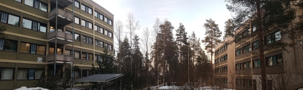 왼쪽으로 보이는 건물이 G빌딩, 맞은편은 H빌딩이다. 이외에 로닌마끼(Ronimnäetie) 거리에는 학생 아파트가 5채 더 있다.