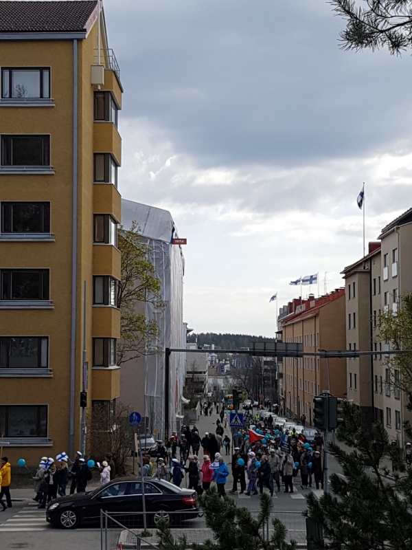 언덕(Harju)에서 바라본 퍼레이드의 모습. 핀란드 국기와 색색의 풍선을 든 사람들이 노래를 부르며 지나가고 있다.  제공=본인