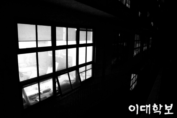 20일 오전2시, 전시 오프닝을 하루 앞둔 조형예술관A동에 환하게 불이 켜진 모습 우아현 기자 wah97@ewhain.net