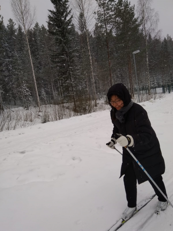2월, 핀란드 가족에게 스키를 빌려 가장 평평한 트랙에서 연습하는 모습.