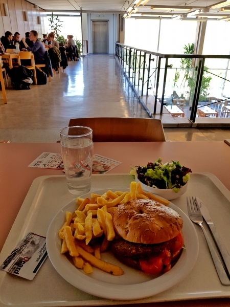 마르부르크대 학생식당 멘자에는 매일 4가지 메뉴 중 2가지가 채식 메뉴로 준비된다. 사진은 비건 햄버거.