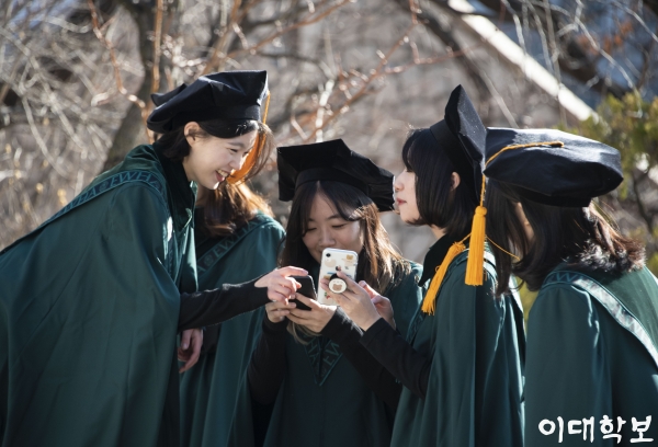 졸업생들이 서로를 촬영해준 사진을 보며 즐거워하는 모습 황보현 기자 bohyunhwang@ewhain.net