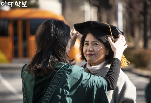 졸업생이 어머니에게 학사모를 씌워주는 모습 황보현 기자bohyunhwang@ewhain.net