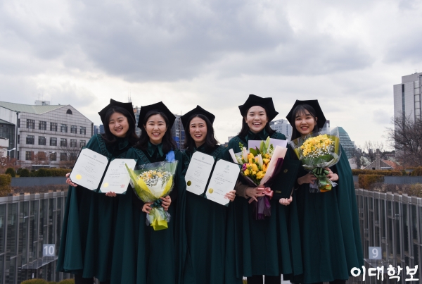 2월 26일 오후1시 졸업생들이 졸업장과 꽃다발을 들고 환하게 웃고 있다. 황보현 기자 bohyunhwang@ewhain.net