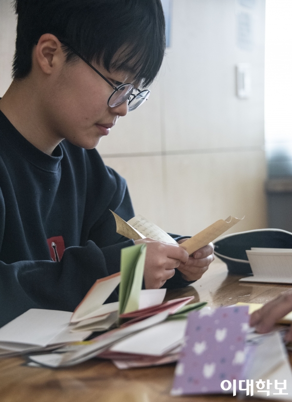 편지쓰기 진행팀이 재학생들이 쓴 편지를 검토하는 모습황보현 기자