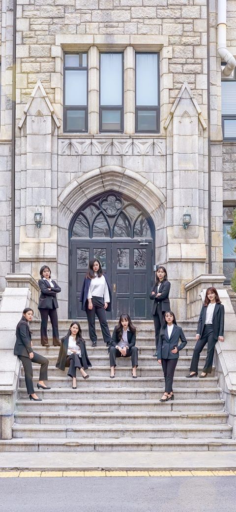 김현진씨(왼쪽에서 다섯 번째)가 졸업을 기념하기 위해 수트를 입고 친구들과 사진을 찍었다.
