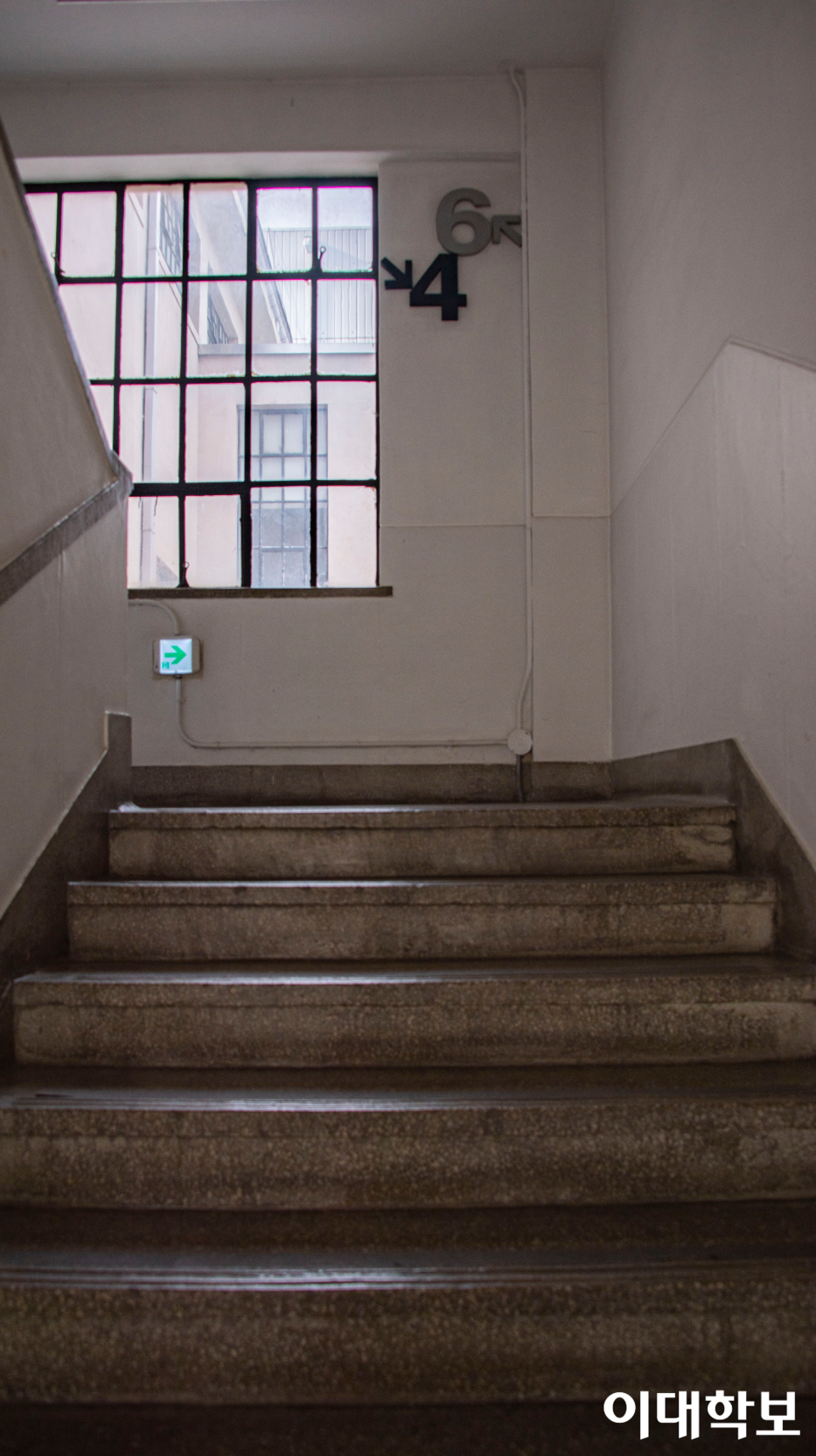 레크리에이션 홀로 갈 수 있는 계단. 4층에서 바로 6층으로 연결된다. 사진=김서영 기자 toki987@ewhain.net