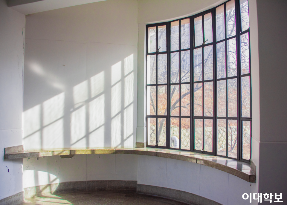 6층 창문 너머 시시각각 달라지는 빛의 궤도는 학관의 자랑거리였다. 사진=이주연 기자liberty@ewhain.net