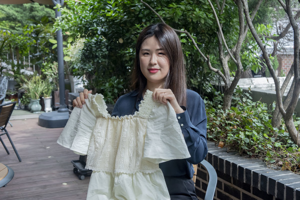 건강한 홈웨어를 만드는 의류 브랜드 '프리찌' 주윤정씨. 주씨는 여성들을 위해 노브라로도 편히 입을 수 있는 잠옷을 제작하고 있다.