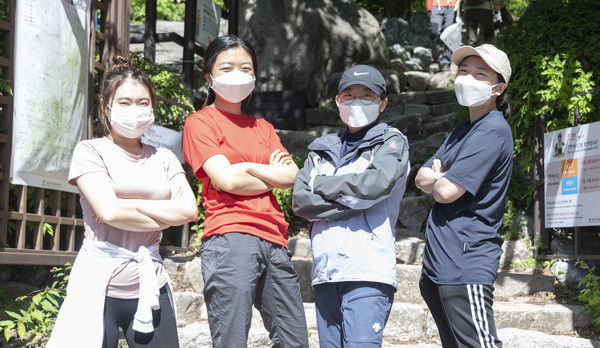 9일 이대산악부 부원들은 본지 기자와 함께 북한산 산행에 나섰다. 사진은 이다인씨, 김미진씨, 권지혜씨, 김지윤씨(왼쪽부터).