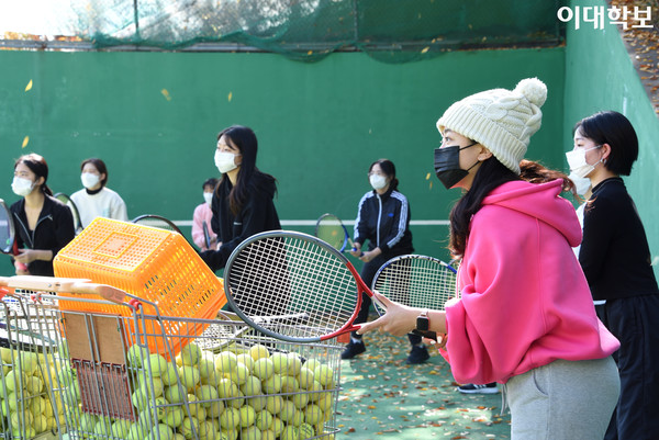 3일 오후1시 경 23명의 학생이 〈테니스〉 수업에 참석했다. 테니스장에는 가을 낙엽이 흩날렸다. 사진은 테니스 를 처음 배운다는 남한솔(패디·19)씨가 라켓을 쥐고 있는 모습. 김나은 사진기자