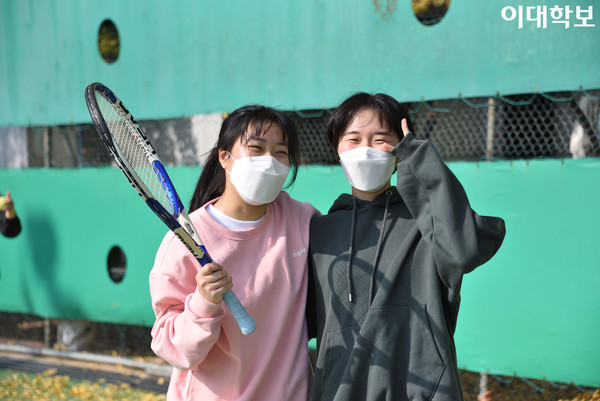 수업이 끝난 후 미소짓는 윤하영(뇌인지·18)씨(왼쪽)와 안민지(뇌인지·18)씨 김나은 사진기자