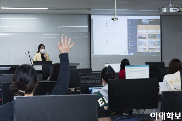 대면 수업에 참석한 학생이 출석 확인을 위해 손을 들고 대답하고 있다. 김영원 사진기자