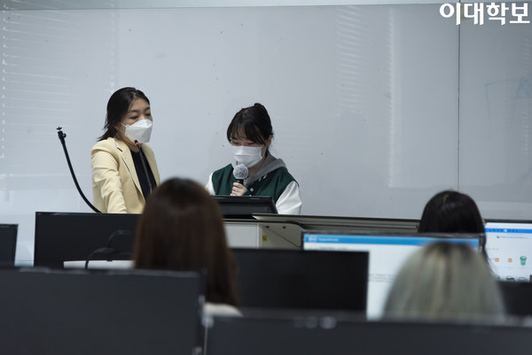 대면으로 참석한 학생이 강의실 앞에 나와 자신의 과제를 발표하고 있다. 김영원 사진기자