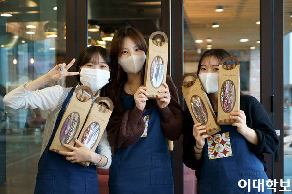 안채연(컴공·20)씨, 강다빈씨, 김기현(국교·20)씨(왼쪽부터)가 1시간 반에 걸쳐 완성한 빼빼로를 들고 미소짓고 있다. 이주연 사진기자
