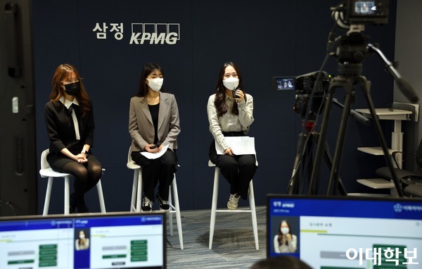 회계사의 업무를 소개하는 이나경, 최소현, 이신옥 회계사(왼쪽부터). 김나은 사진기자