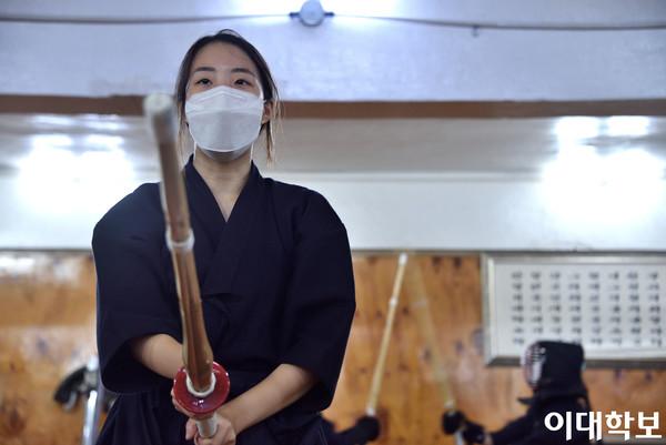 평소 운동을 좋아하던 박채현씨는 대학에서 새로운 운동을 배워보고자 이화검도부에 입부했다. 김나은 사진기자