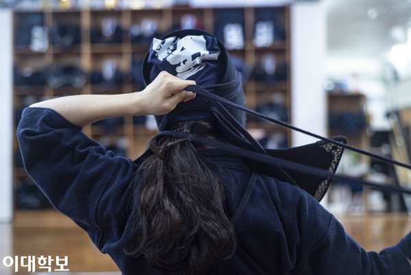 윤씨가 연습에 앞서 호면끈을 당겨 보호구를 단단히 착용하고 있다. 김지원 사진기자
