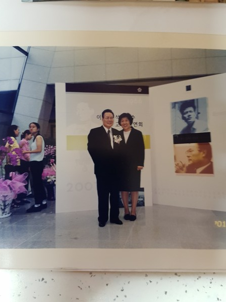 2001년 9월 석좌교수 고별강연회에서 이어령 선생과 김현자 교수(오른쪽). 제공=본인