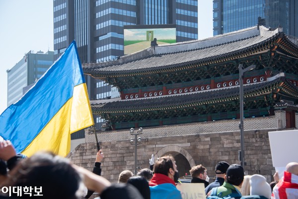 우크라이나 국기를 든 시위대가 숭례문 앞을 지나고 있다. 이주연 사진기자
