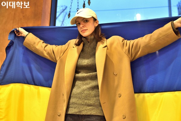 직접 만든 우크라이나 국기를 든 마리야씨. 김나은 사진기자