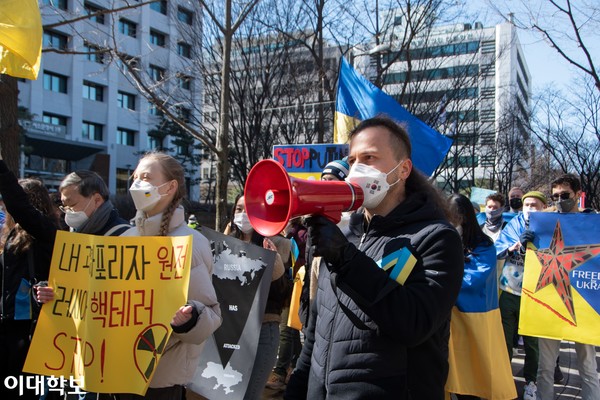 시위대가 ‘Stop Putin’, ‘Save the Ukraine’, ‘우크라이나 국민 화이팅’이라고 외치며 행진하고 있다. 이주연 사진기자