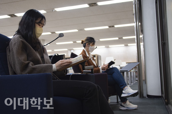 김소현씨(왼쪽)와 강예람씨가 소파석을 이용하고 있다. <strong>김지원 사진기자