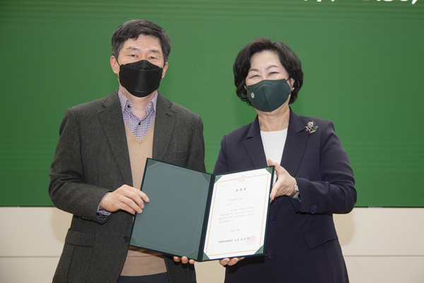 2022학년도 1학기 강의우수 교수로 선정된 이진 교수(왼쪽)와 김은미 총장 <strong>제공= 본교 홍보처
