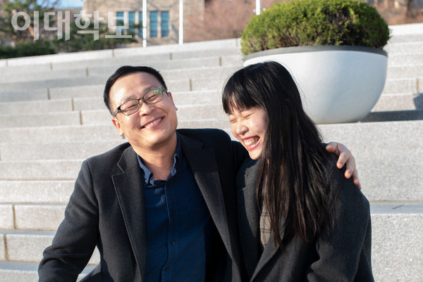 2022년 임용고시에 수석 합격한 김소리씨와 그의 아버지 김상표씨(왼쪽)가 환하게 미소짓고 있다. <strong>이주연 사진기자