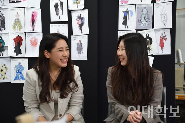 디올 패션쇼의 헬퍼로 참여한 남한솔(패디·19)씨(왼쪽)와 박지영씨 <strong>김나은 사진기자