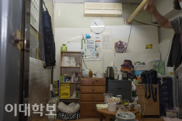 4월27일 오전11시 경 조형예술관 B동 청소 노동자 휴게실 내부. 당시 ㄱ씨는 낡고 좁은 컨테이너 휴게실에서 식사를 하고 있었다.  김영원 사진기자
