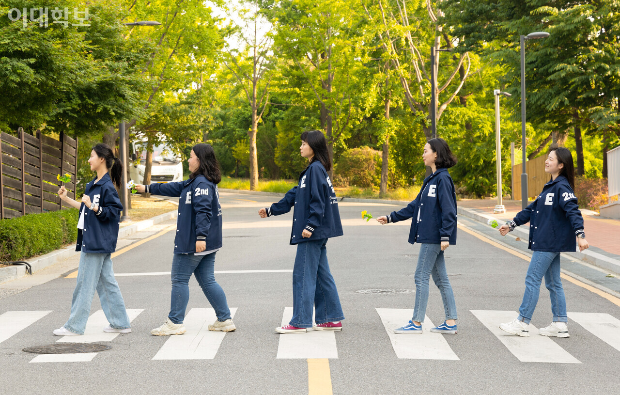 연구협력관 앞 횡단보도에서 비틀즈의 ‘Abbey Road’(1969) 앨범 커버를 오마주한 가족사진을 남겼다. 이들에게 연구협력관은 많은 추억이 깃든 특별한 장소다. 왼쪽부터 이소현씨, 이보경씨, 이율화씨, 이정원씨, 이예빈씨. <strong>김영원 사진기자