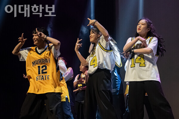댄스 동아리 액션 부원들이 무대 위에서 즐겁게 춤을 추고 있다. <strong>김혜원 사진기자