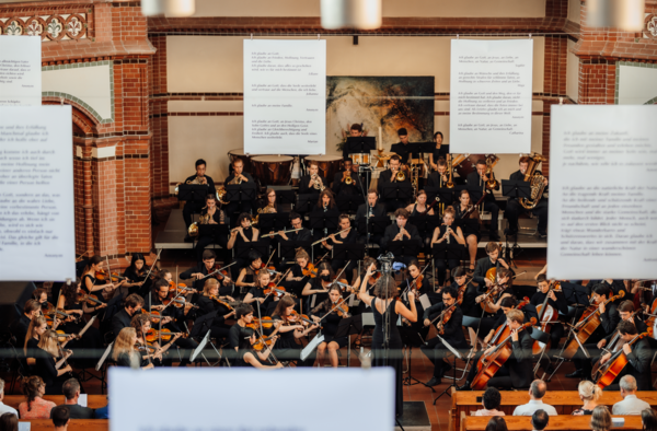 Collegium Musicum Berlin 중 필자가 단원으로 있는 Kleines Sinfonisches Orchester. 본국에서 악기를 가져오지 못한 학생들을 배려해 악기 대여 서비스를 제공한다. 제공=©PhotoGravity – Milena A.rt