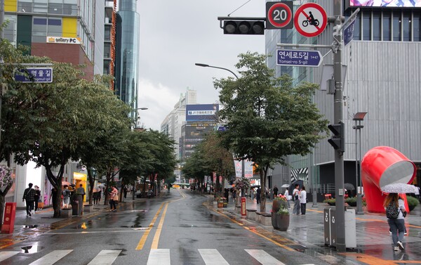 연세로 대중교통전용지구 및 차 없는 거리의 모습. 김지원 기자
