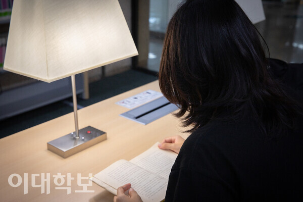 본교 중앙도서관 3층 열람실에서 독서를 즐기는 이화인의 모습   박성빈 사진기자