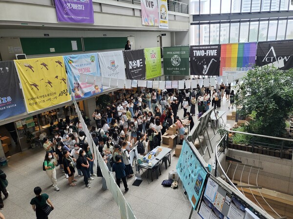 '이화인 한솥밥' 도시락을 받기 위해 이화인들이 학문관 1층 로비에서 줄을 서는 모습. 강유리 기자