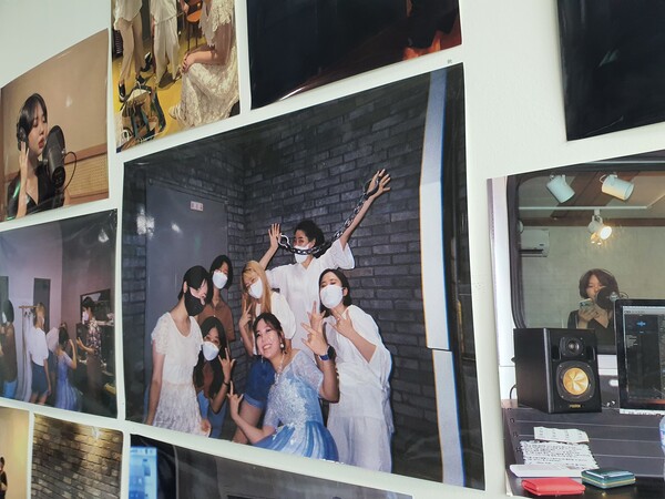 전시실 벽에 전시된 코로나 기간 중 연극 활동 모습을 담은 사진들 <strong>박주영 기자