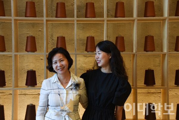 바늘이야기의 송영예 대표(왼쪽)와 김보겸 대리  박성빈 사진기자