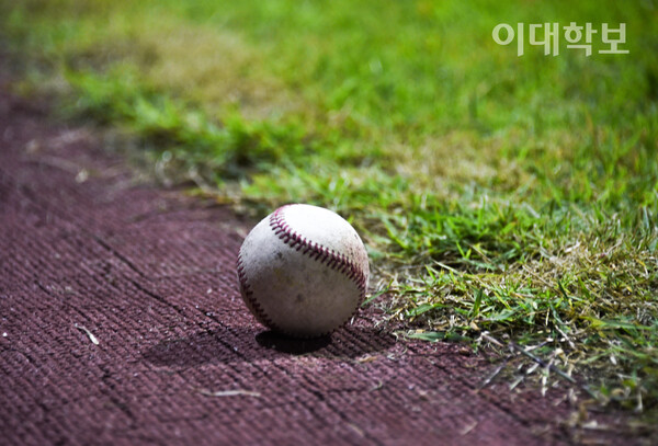 이화플레이걸스의 연습과 언제나 함께해 온 야구공.   <strong>박성빈 사진기자