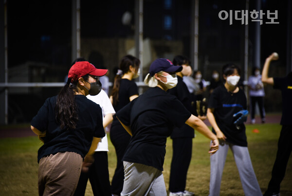 학교 운동장에서 선배 부원들과 신입 부원이 짝을 이루어 연습을 하고 있다. <strong>박성빈 사진기자