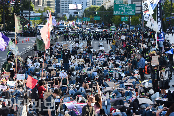 수많은 행렬의 시민들이 924 기후정의행진 ‘다이인(die-in)’ 시위에 참여했다. <strong>박성빈 사진기자