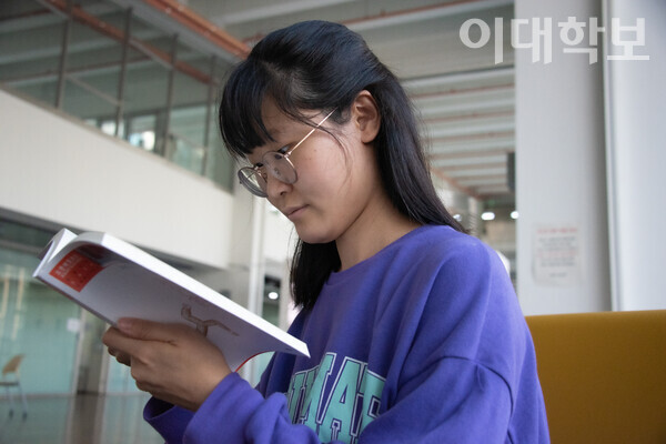 ECC 내일라운지에서 책을 읽고 있는 최호연씨. 이자빈 사진기자