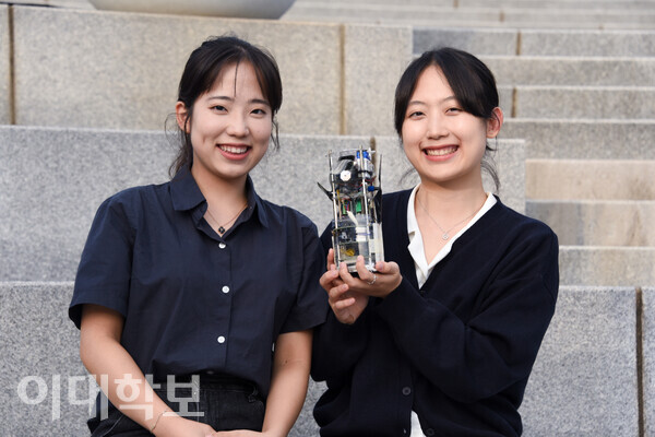 과학기술정보통신부가 주최하는 캔위성 경연대회에서 최우수상을 수상한 안이령씨(왼쪽), 안정우씨. 박성빈 사진기자