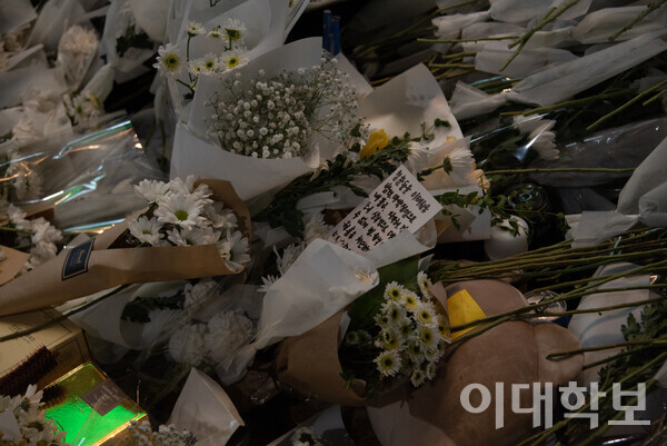 희생자들을 추모하는 헌화가 이태원 참사 현장 인근 바닥에 가득 놓여있다. 이자빈 사진기자