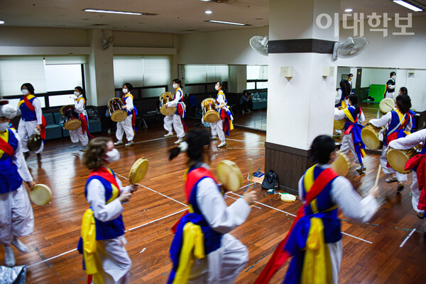 전수한 임실필봉농악의 채굿을 연습하고 있다.  <strong>박성빈 사진기자